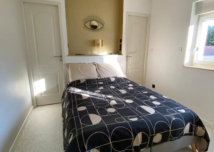 En Face De La Basilique De Nicolas-de-port